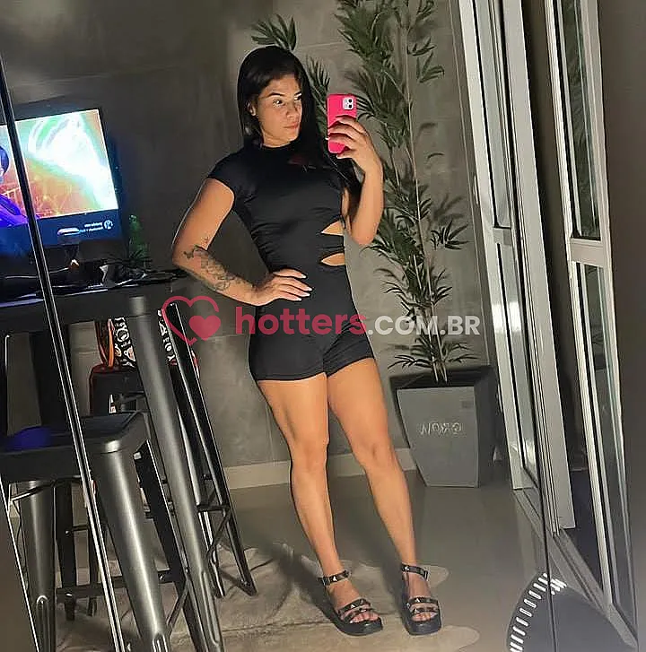 Background of Julia Souza  - image_682e483b2bb69.jpg