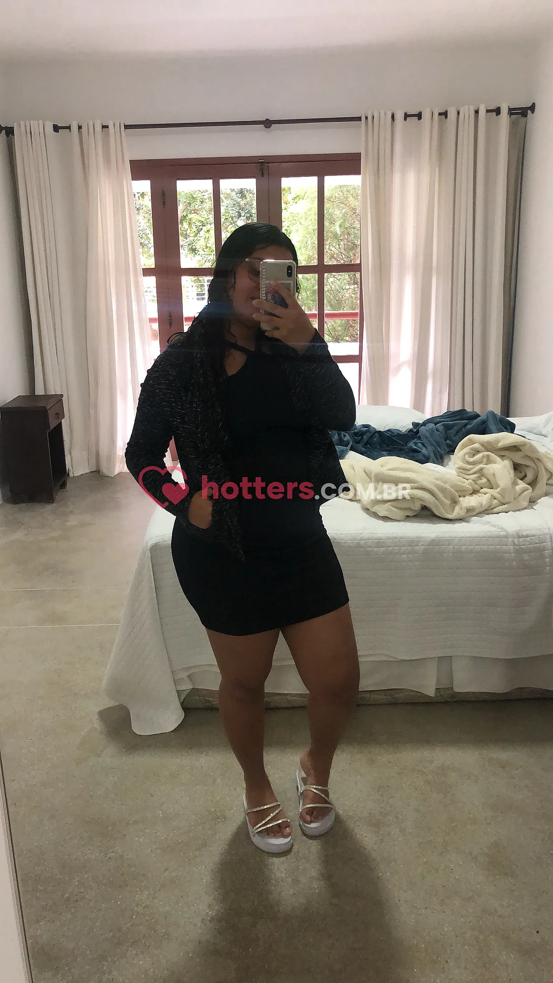 Background of Elen Nogueira  - image_6877e36182040.jpeg